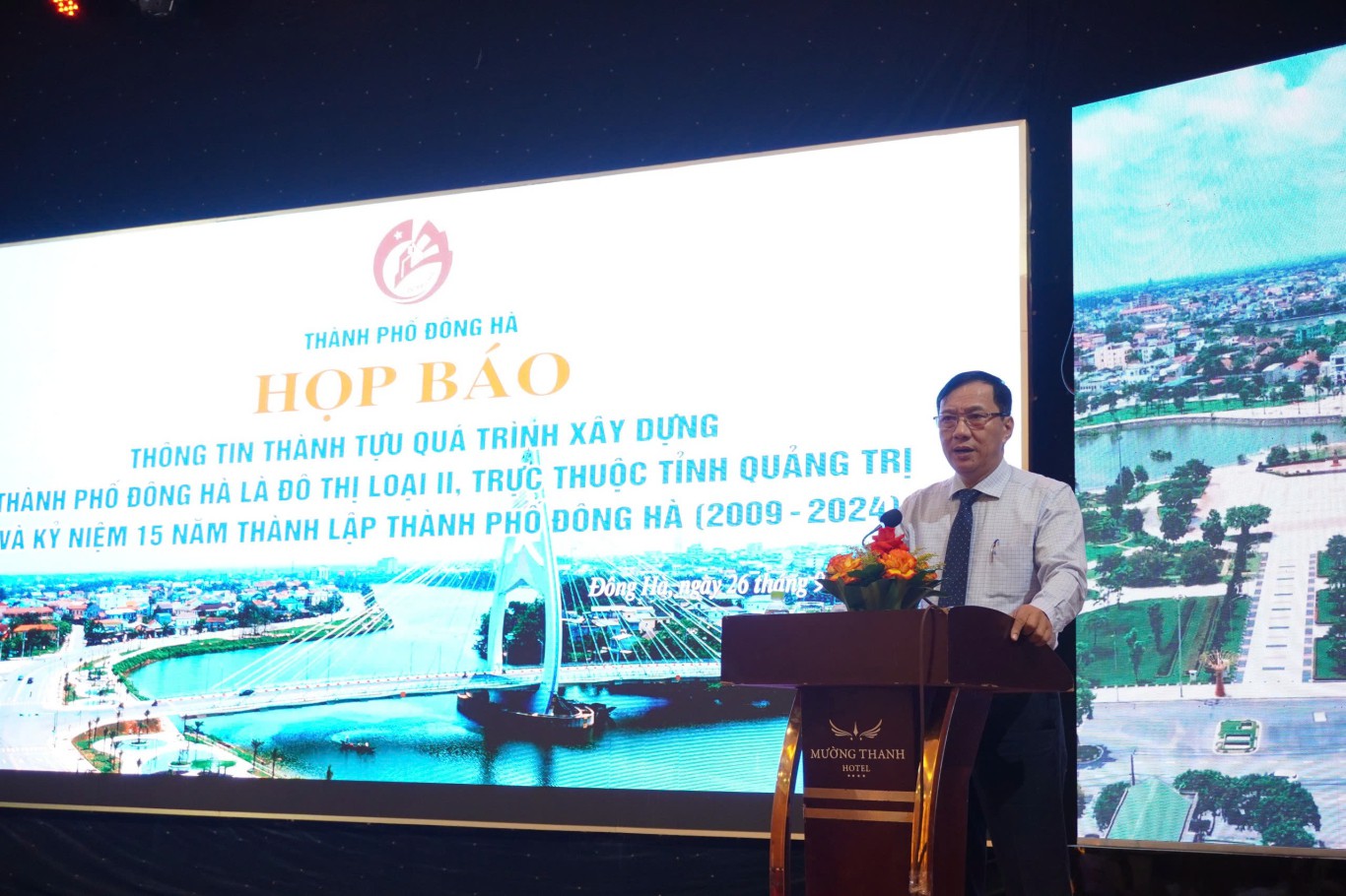 B&iacute; thư Th&agrave;nh ủy L&ecirc; Quang Chiến th&ocirc;ng tin kh&aacute;i qu&aacute;t về qu&aacute; tr&igrave;nh x&acirc;y dựng TP. Đ&ocirc;ng H&agrave; đạt đ&ocirc; thị loại II - Ảnh: C.N